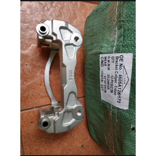 bracket caliper rem depan triton 1pc