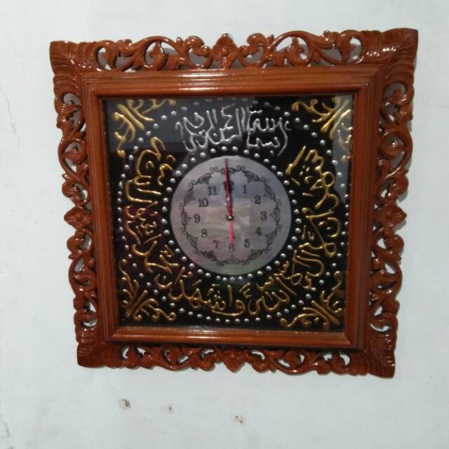 Jam diding kaligrafi ukir dari kayu