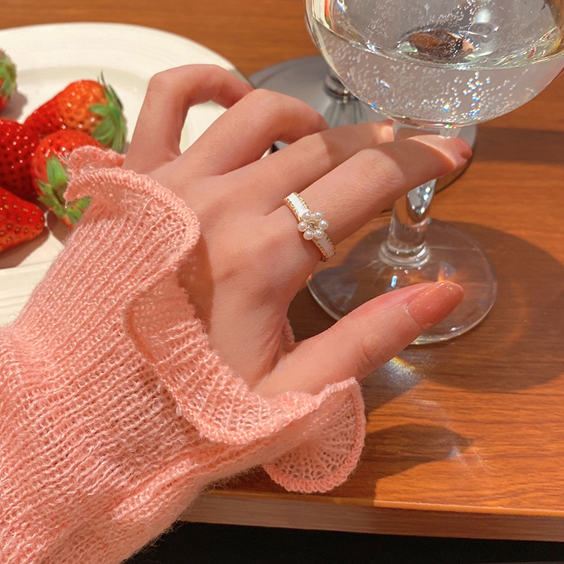 Cincin Model Terbuka Desain Bunga Aksen Mutiara Putih Gaya Vintage Untuk Wanita