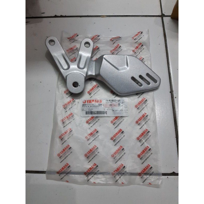 Footrest-Dudukan Footstep Bagian Depan Kiri Atau Kanan XSR 155 Asli B1V-F7442-00 Atau B1V-F7443-00