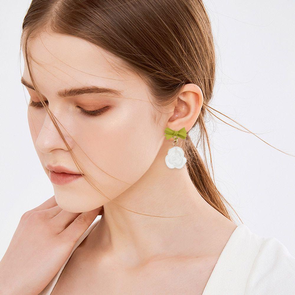 Lily Musim Semi Bunga Anting Fashion Temperamen Ornamen Segitiga Jantung Telinga Studs