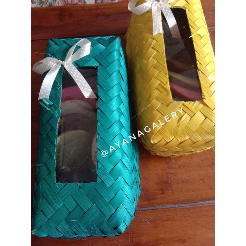 

Besek 24 x 10 cm Warna + Pita + Mika