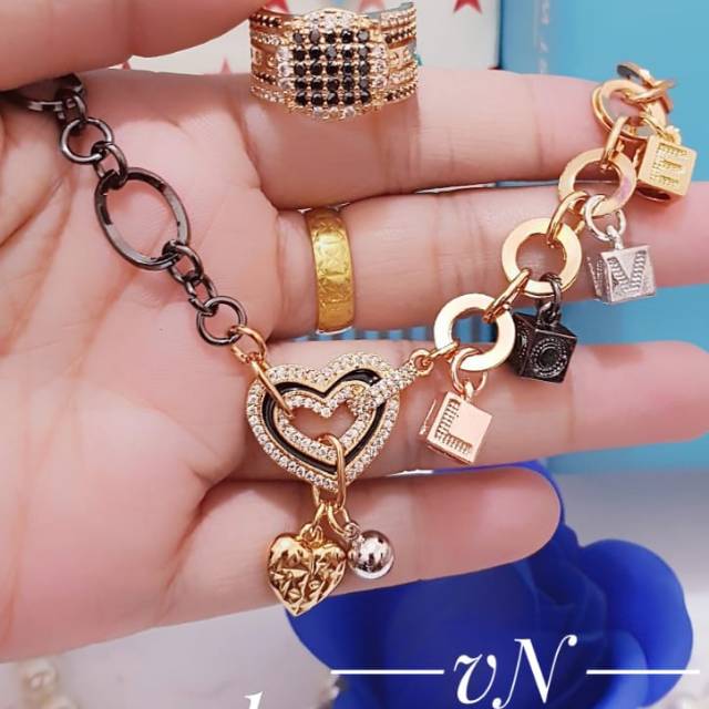 Gelang tangan dadu love