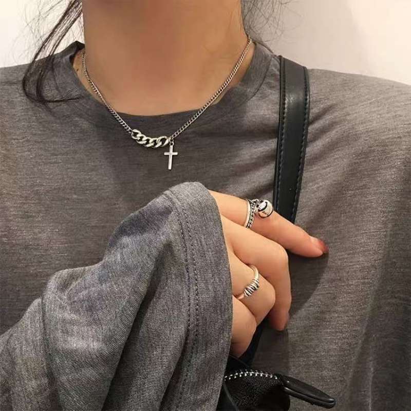 Kalung Rantai Klavikula Pendek Model Salib Gaya Retro Hip Hop Punk Untuk Wanita