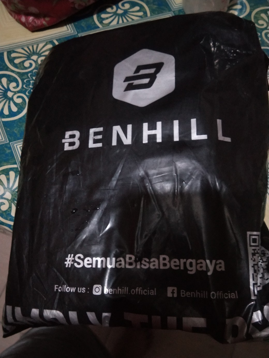 Benhill Kemeja Pria Batik Sutra Dobby Lengan Pendek Hitam Dan Hijau Motif 17274-25056