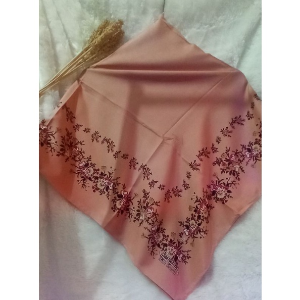 Hijab/Kerudung Segi 4 Silk Olivia Motif Bunga by Umama