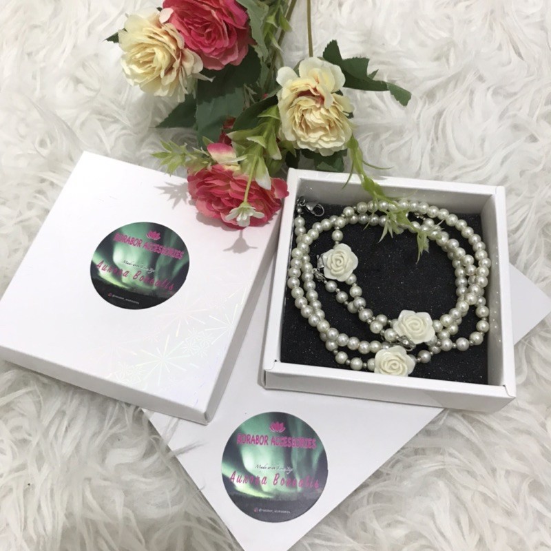 

Kotak Box Kado | Kotak Box Bingkisan | Box untuk Strap Masker | Box untuk Kalung | Rorabor