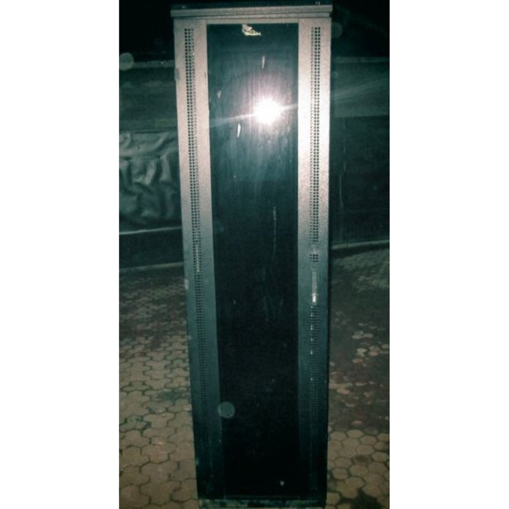 Rack Server Fortuna Closed Warna HItam 45U Tanpa Tutup Samping