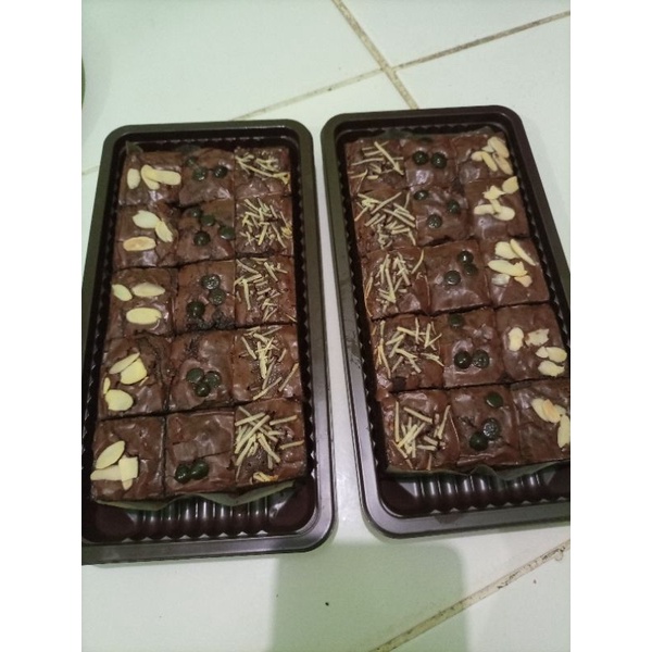 

Brownis Sekat Shiny Crust 20×10