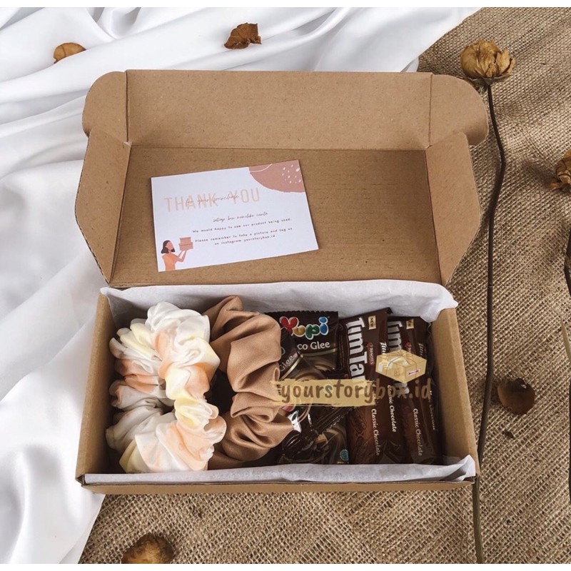 

GIFT BOX SCRUNCHIE + SNACK | KADO | HAMPERS