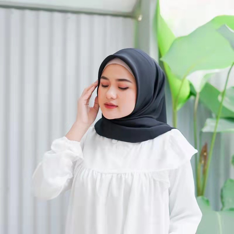 Jilbab Bella Square Segi Empat Daily Basic Hijab Kerudung Polos Polycotton Premium by Li Jimin Hijab-Black