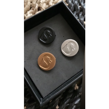 round signature brooch by buttonscarves