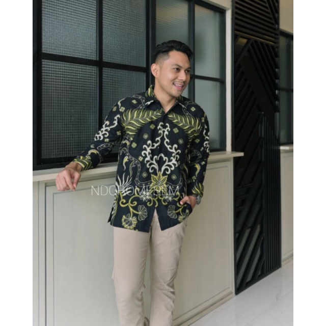 Batik Premium Terbaru Batik Warna Hatam eksklusif krisna prabumukti Bahan katun Lapis furing