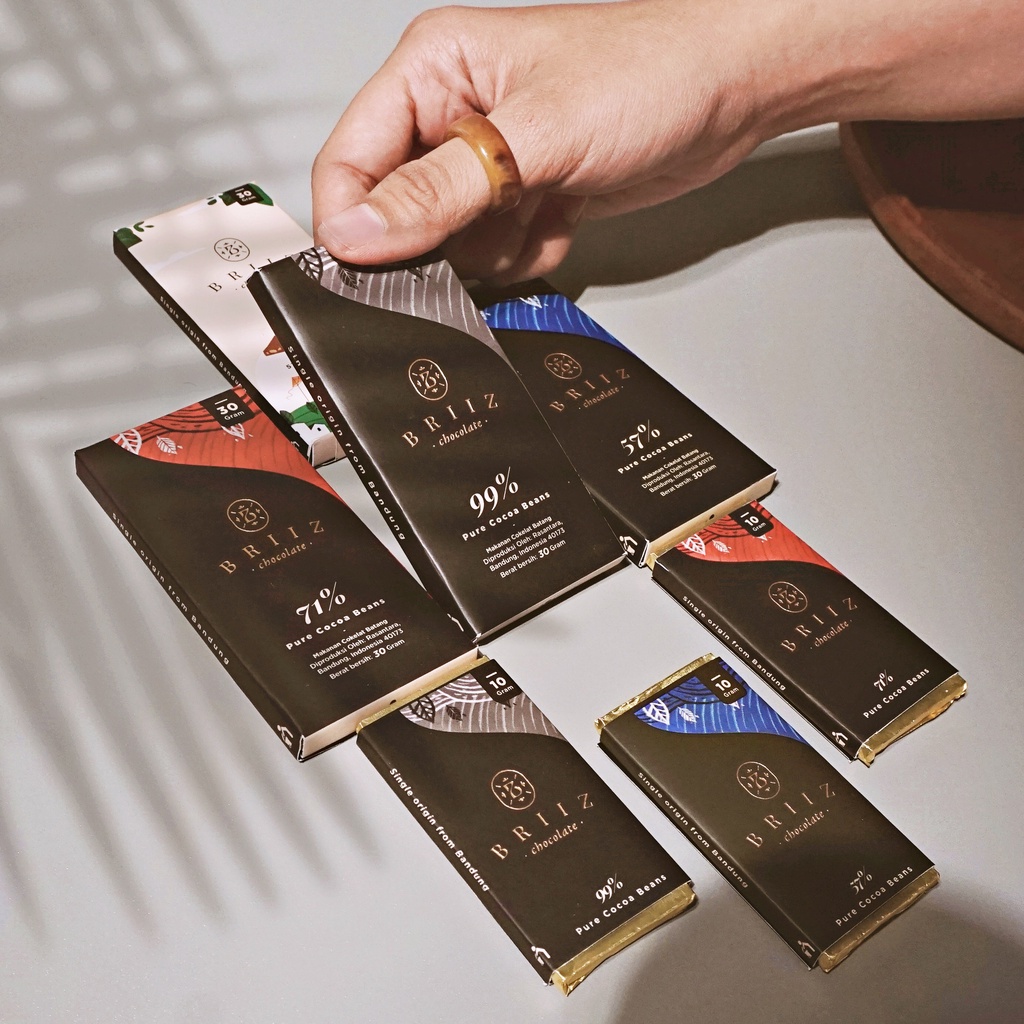 

Briiz Dubai Pistachio Kunafa Dark Chocolate Bar - Premium Healthy Vegan Couverture Dark Chocolate