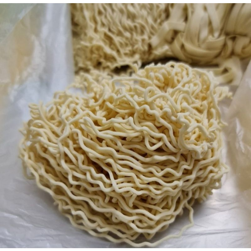 

Mie Keriting Telur Bebek Super / Mie Mentah / Kulit Pangsit Home Made Regensi Ayong - Halal 100%