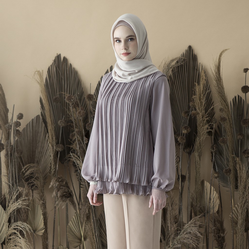 Stone Mayang Top by Aska Label Atasan plisket abu dengan Stone Mayang Top by Aska Label Atasan plisket abu dengan