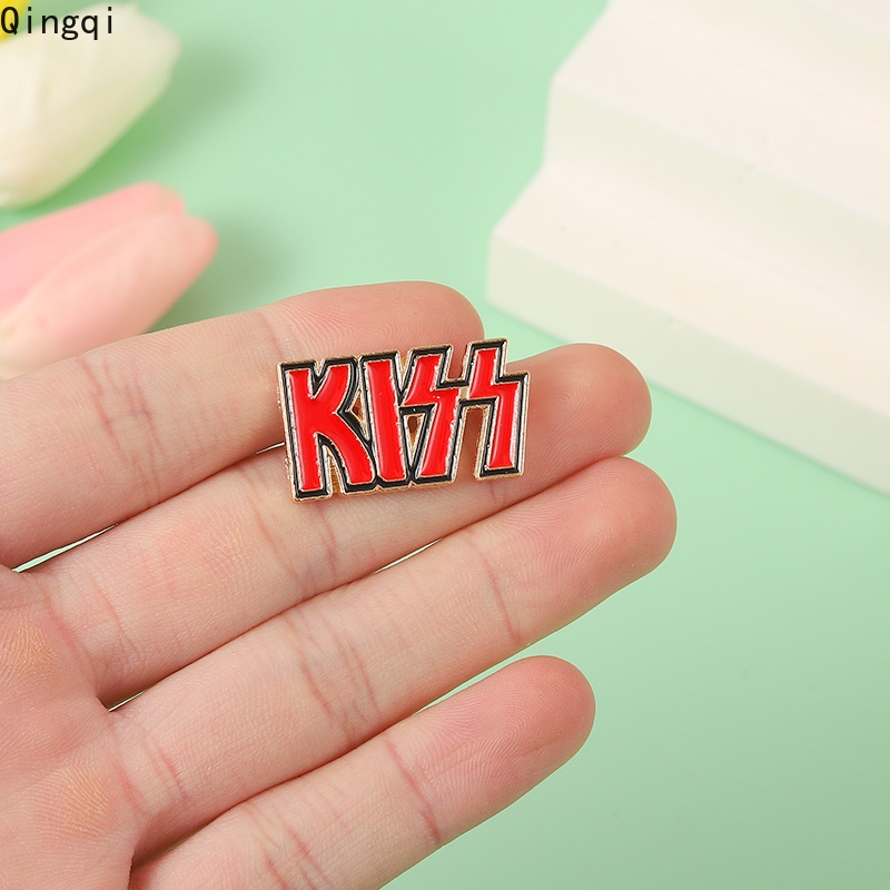 Bros Pin Enamel Desain Tulisan KISS Warna Merah Untuk Hadiah