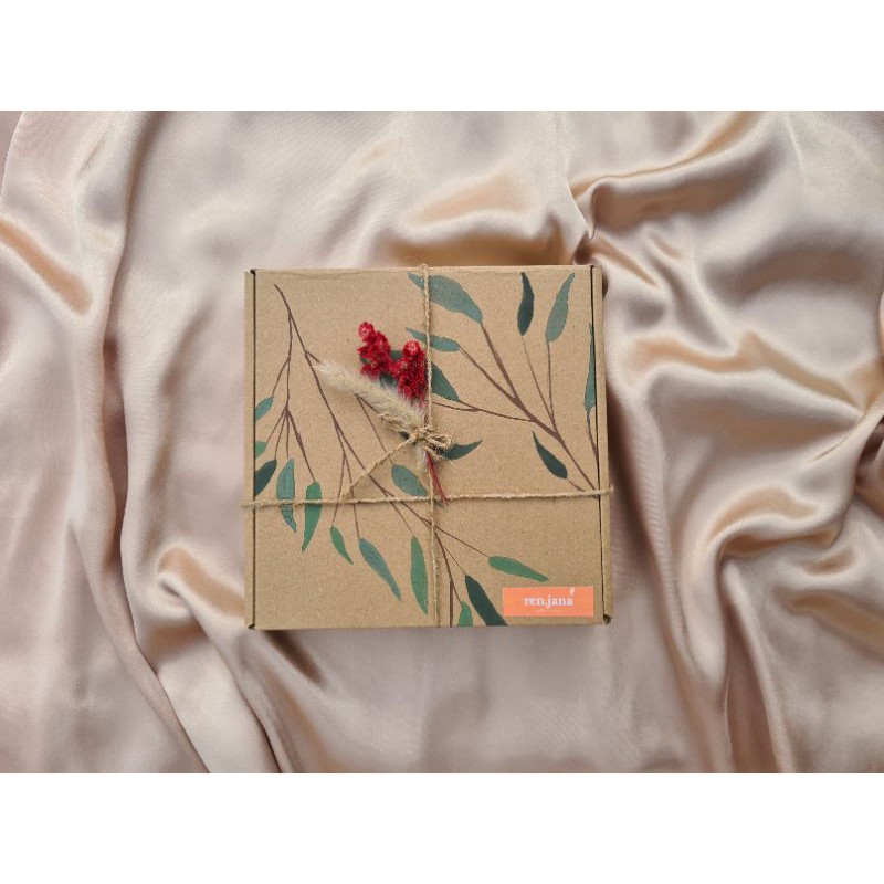 

Giftbox Painting / Gift box new normal, wisuda, natal, tahun baru / Hampers Rustic / Giftbox Special