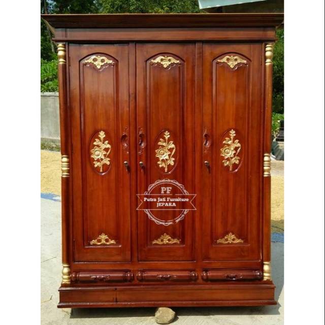 Lemari Pakaian 3 Pintu Dari Kayu Jati, Almari Kayu Jati Ukir Warna Natural Emas Murah