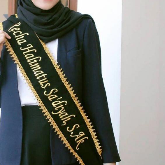Selempang Wisuda Bludru Renda