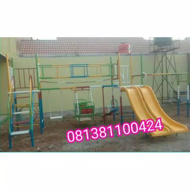 Mainan playground besar dengan monkey bar
