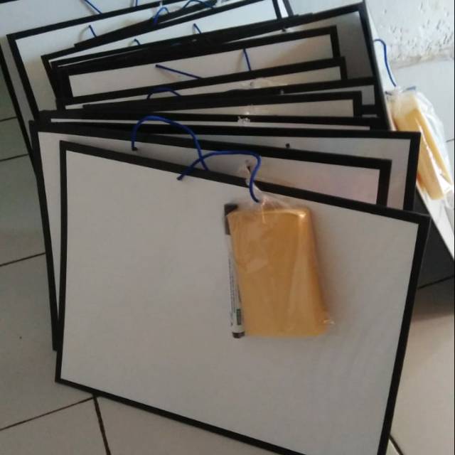 

Papan tulis sudah 1 set dengan penghapus dan sepidolnya