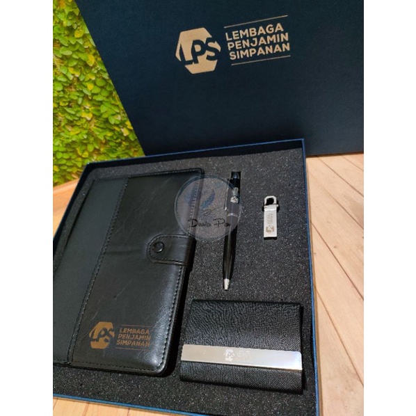 

Premium Custom USB Giftset. USB + Pen + Notes A5 + Card Holder Eksklusif, Kado Elegan Design Custom