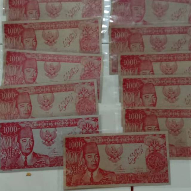 Uang Sukarno melengkung