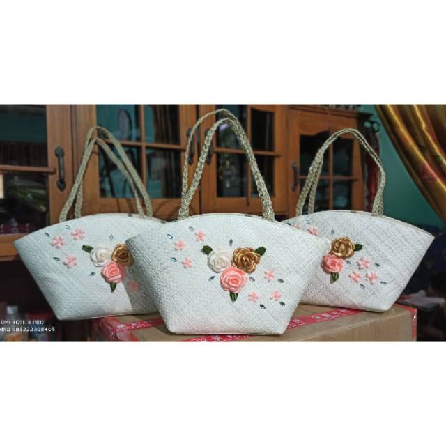 Tas pandan anyam hias bunga