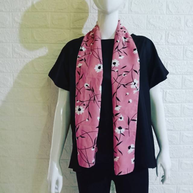 Baju atasan hitam + Syal motif bunga pink