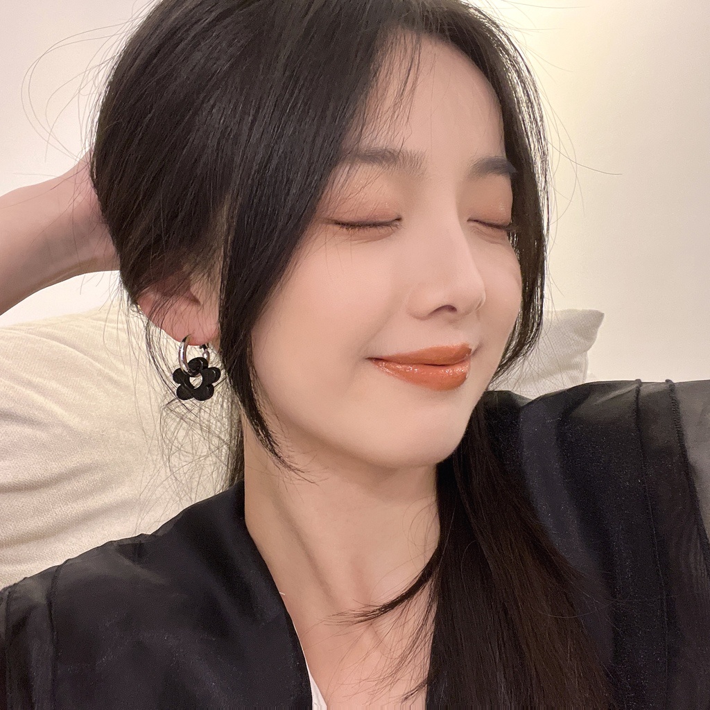 Anting Tusuk Motif Bunga Warna Hitam Untuk Wanita