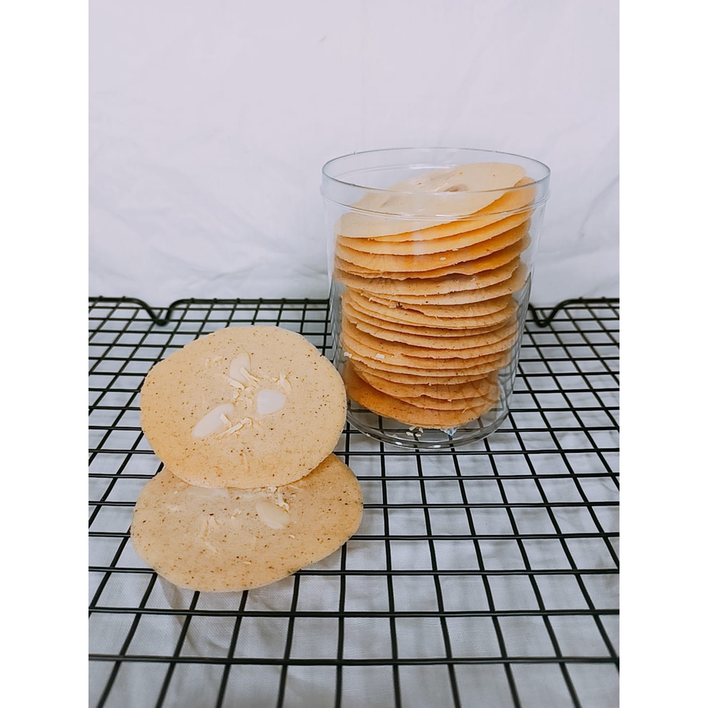 

Almond crispy