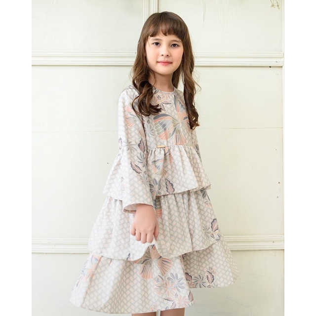 Little Lucy Marble wearing klamby size 3/4