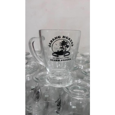 Souvenir gelas piala bening kemasan box.