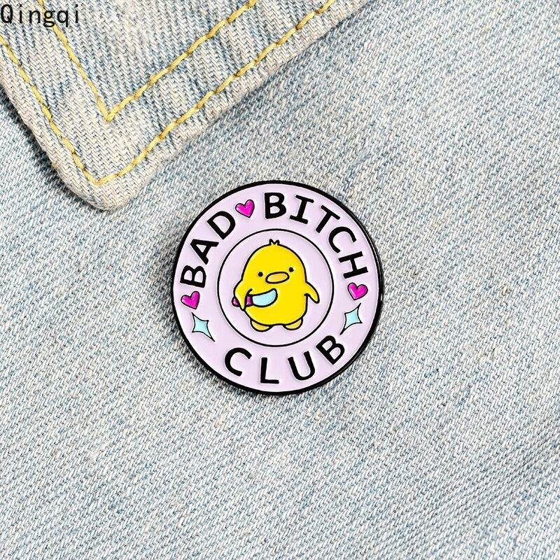 Bros Pin Enamel Desain Kartun Bebek Kuning Bad Bitch Club Dengan Pisau Untuk Hadiah