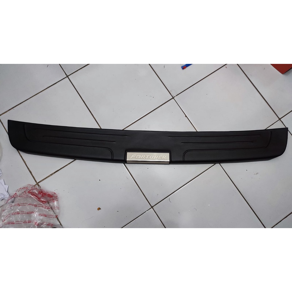 sillplate belakang fortuner 2004-2015 hitam