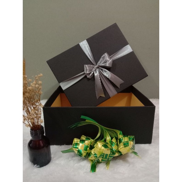

Kotak Hadiah / Kotak Box / 26x20x10cm / Berpita
