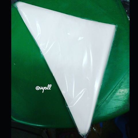 

KUE-PENGHIAS-ALAT- PIPING BAG - PLASTIK SEGITIGA - KECIL - 100 PCS / PACK -ALAT-PENGHIAS-KUE.