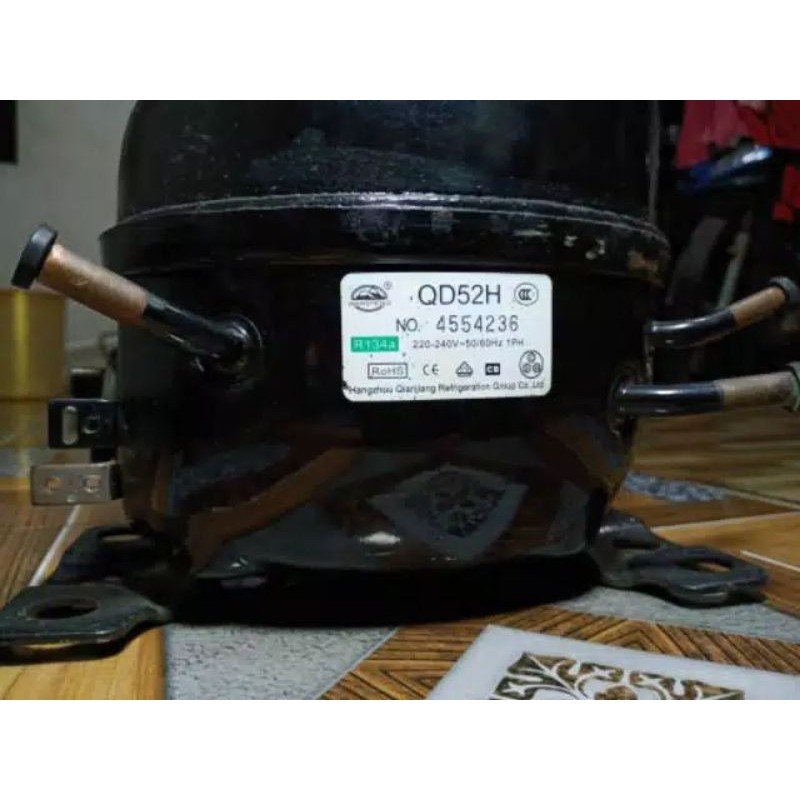 Kompresor kulkas 2 pintu ukuran 1/6pk tipe qd52h freon r134a bisa untuk semua merek universal sepert
