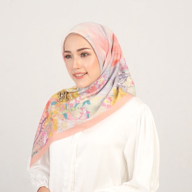 premium scarf radwah x adelia pasha the painter - KRUDUNG SEGI EMPAT / Premium scarf Radwah x Adelia