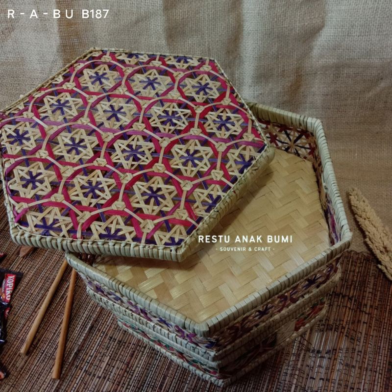 

(B271) Keranjang Truntum Hexagonal 27x27cm|Wadah Parsel|Kotak Hampers|Tempat Kosmetik|Hantaran|Baju | Seserahan | Wadah Kue | Keranjang Bambu | Tempat Buah | Anyaman Bambu | Bambu Warna | Kue Kering | Snack | Parcel | Parcel Natal | Parcel Lebaran |Kado