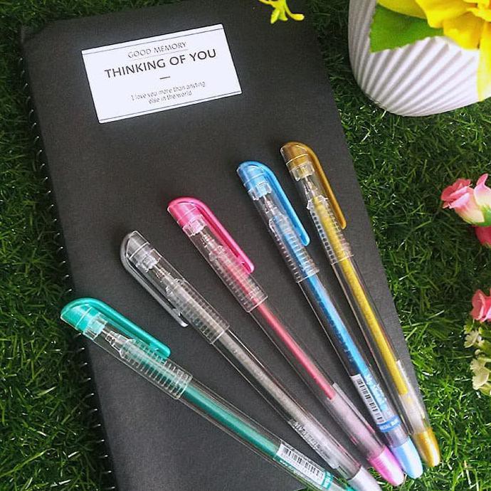

Set Murah: 1 Buku Tulis Hitam Jilid Spiral + 5 Pen Dong-A Gel Metallic Teresale95
