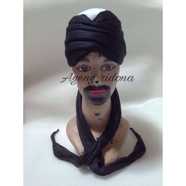 Peci sorban hitam (plat putih)