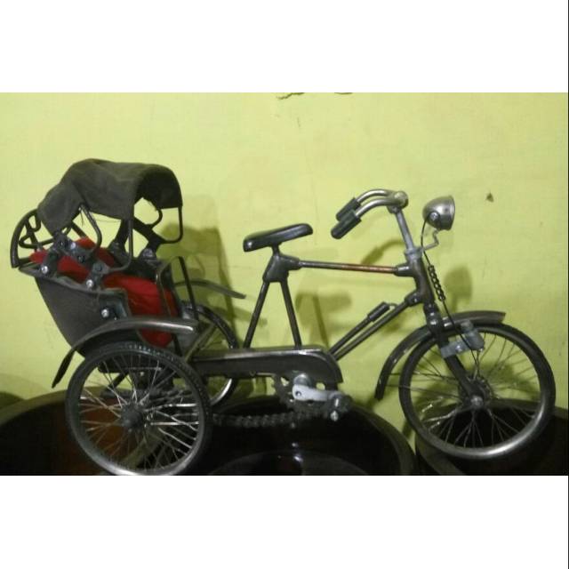 MINIATUR SEPEDA BECAK MEDAN DENGAN ATAP 36 x 12 x 25 cm BAHAN BESI LOGAM - PAJANGAN DEKORASI MURAH