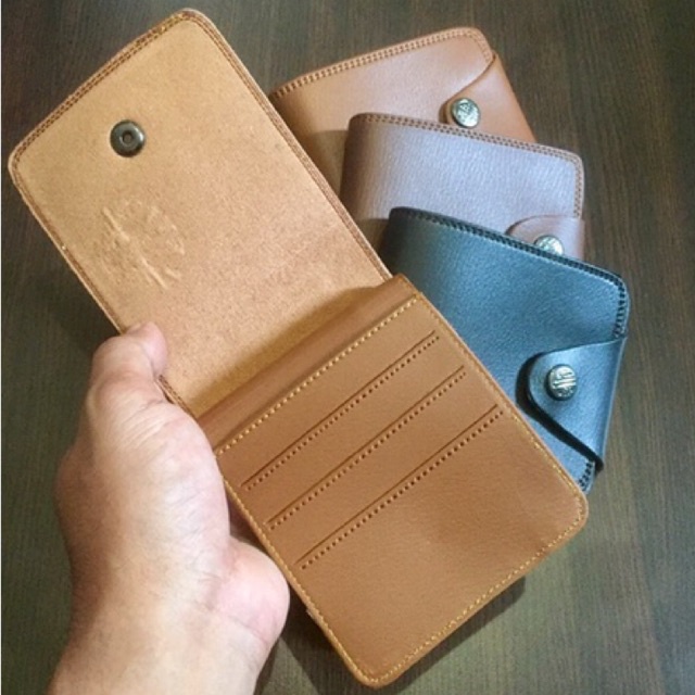 dompet lipat pria bahan kulit sinteyis lokal colombo pake kancing dan polos ukutan standar #dompet #dompetlipat #dompetkancing #dompetpria #dompetcowok #dompetlokal