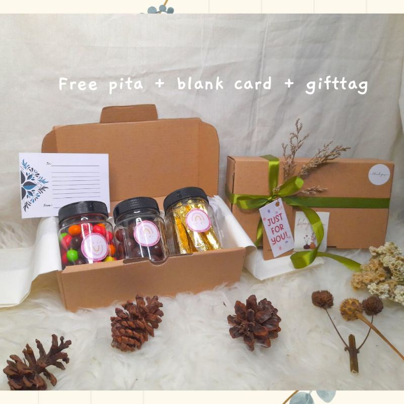 

Hampers / Paket Coklat / Hampers coklat isi 3 / Hampers Coklat / Coklat lagie / Coklat Gift Box.
