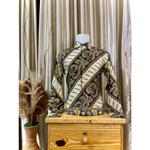 KEMEJA BATIK PRIA LENGAN PANJANG/KEMEJA BATIK SERAGAM PESTA/KEMEJA SERAGAM COUPLE/KEMEJA BATIK SERAGAM KONDANGAN/KEMEJA BATIK MURAH MERIAH/KEMEJA BATIK MEWAH SEKALI/BATIK PRIA/KEMEJA PRIA LENGAN PANJANG/KEMEJA BATIK PRIA/KEMEJA LENGAN PANJANG