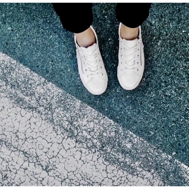 [SALE Preloved] Stradivarius White Sneakers with Zipper
