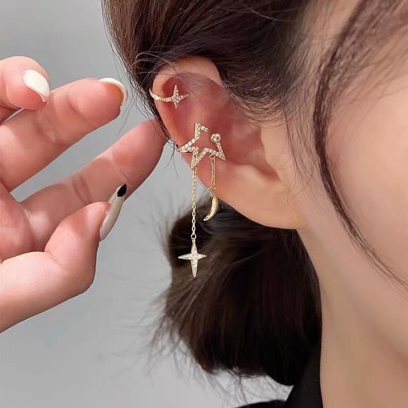 Anting Klip Tanpa Tindik Desain Bulan Bintang Asimetris Hias Rumbai Gaya Korea Untuk Wanita