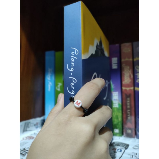 Cincin Huruf Inisial Bulat Putih Huruf Warna Tali tipis Waterproof